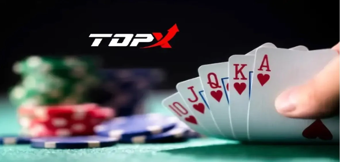 Imagem de marca da TopX: mão segurando cartas ao lado de fichas na mesa